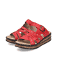 Rote Rieker Damen Pantoletten 62976-33 mit Schnalle sowie Ziernähten. Schuhpaar seitlich schräg.