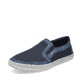 Blaue Rieker Herren Slipper B5264-14 mit Elastikeinsatz sowie verwaschenem Look. Schuh seitlich schräg.