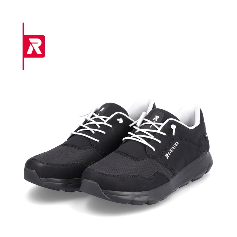 Schwarze Rieker EVOLUTION Herren Sneaker 07811-00 mit einer flexiblen Sohle. Schuhpaar schräg.