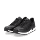 Schwarze Rieker Herren Sneaker Low U0304-01 mit griffiger und leichter Sohle. Schuhpaar seitlich schräg.