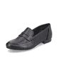 Schwarze Rieker Damen Loafer 51954-01 mit einem Elastikeinsatz. Schuh seitlich schräg.