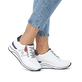 Weiße remonte Damen Sneaker D0T04-81 mit Reißverschluss sowie der Extraweite H. Schuh am Fuß.