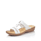 Weiße Rieker Damen Pantoletten 60888-80 mit einem Klettverschluss. Schuh seitlich schräg.