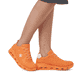 Orangene Rieker Damen Sneaker Low N5202-38 mit flexibler Sohle. Schuh am Fuß.