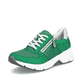 Grüne Rieker Damen Sneaker Low 48135-52 mit Reißverschluss sowie Komfortweite G. Schuh seitlich schräg.
