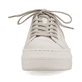 Altweiße Rieker Damen Sneaker Low M1926-80 mit Schnürung sowie geprägtem Logo. Schuh von vorne.