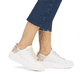 Weiße Rieker Damen Sneaker Low W0502-81 mit ultra leichter und dämpfender Sohle. Schuh am Fuß.