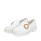Weiße remonte Damen Loafer D1H00-80 mit Elastikeinsatz sowie modischer Brosche. Schuhpaar seitlich schräg.