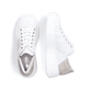 Weiße Rieker Damen Sneaker Low N5440-80 mit Schnürung sowie Ziernähten. Schuh von oben, liegend.