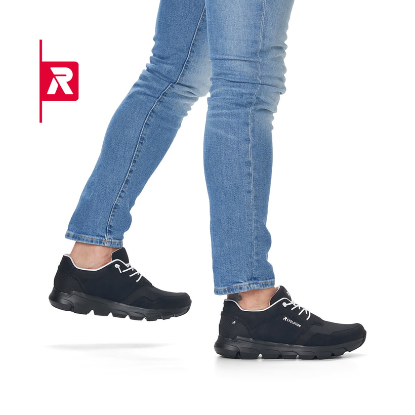 Schwarze Rieker EVOLUTION Herren Sneaker 07811-00 mit einer flexiblen Sohle. Schuh am Fuß.
