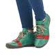 
Smaragdgrüne Rieker Damen Schnürschuhe 52507-52 mit einer schockabsorbierenden Sohle. Schuh am Fuß