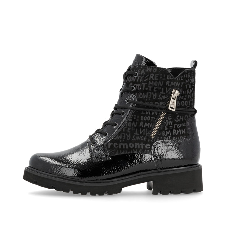 Lackschwarze vegane remonte Damen Schnürstiefel D8659-03 mit Textprint. Schuh Außenseite.