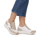 Lehmbeige vegane remonte Damen Sneaker D0T01-80 mit Reißverschluss. Schuh am Fuß.
