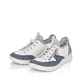Weiße Rieker Damen Slipper 55064-80 mit Gummischnürung sowie Ziernähten. Schuhpaar seitlich schräg.