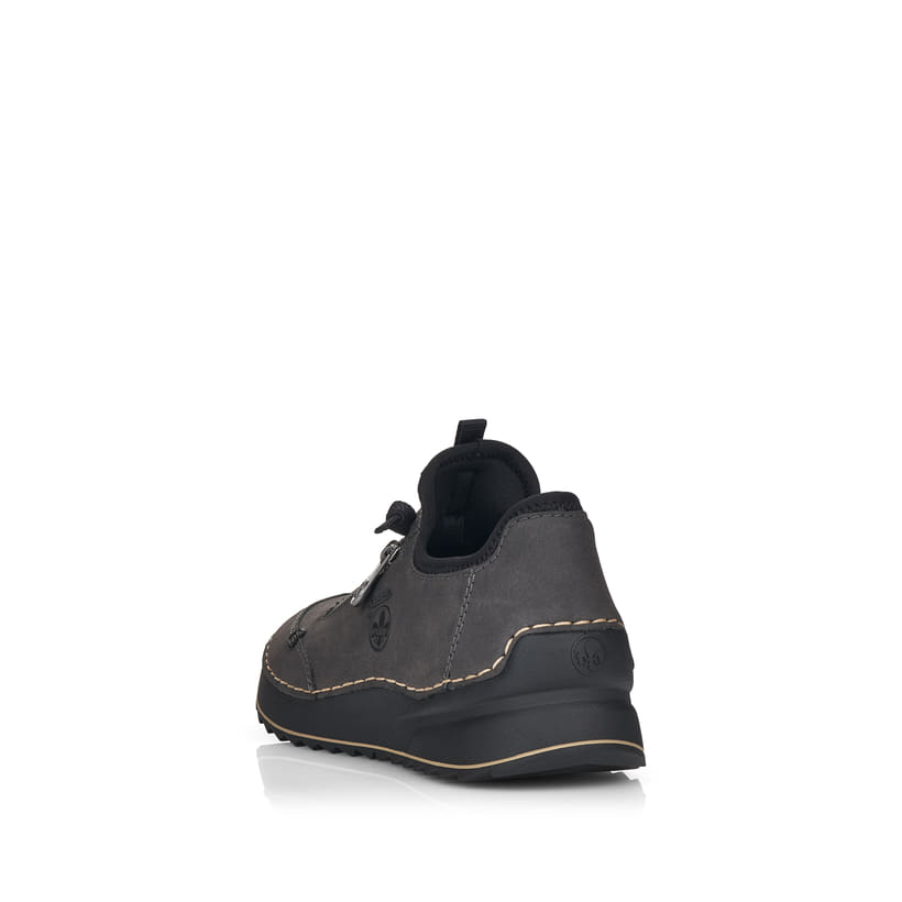 Granitgraue Rieker Damen Slipper 51568-45 mit einer schockabsorbierenden Sohle. Schuh von hinten.