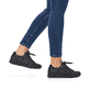 Schwarze Rieker Damen Schnürschuhe N3302-90 mit einem Reißverschluss. Schuh am Fuß.