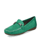 Grüne Rieker Damen Loafer 40253-54 in Löcheroptik sowie schmaler Passform E 1/2. Schuh seitlich schräg.