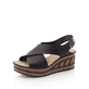 Schwarze Rieker Keilsandaletten 68189-00 mit einem Elastikeinsatz. Schuh seitlich schräg.