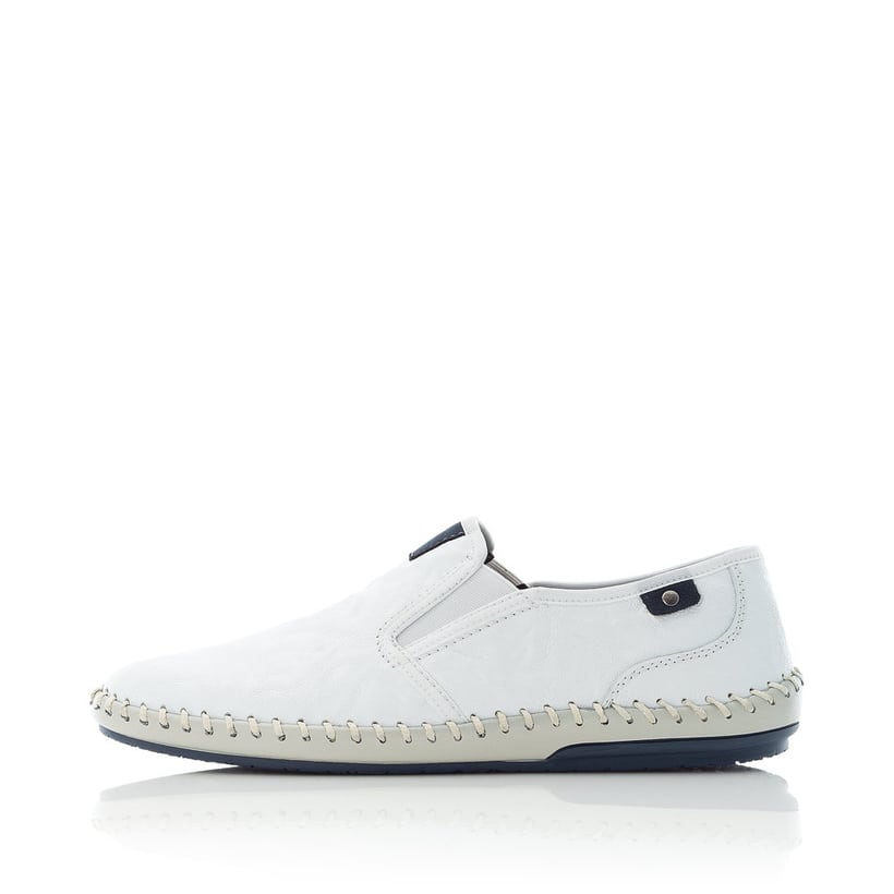 Weiße Rieker Herren Slipper B4551-81 mit Elastikeinsatz sowie weißen Ziernähten. Schuh Außenseite.
