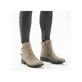 Braunbeige Rieker Damen Chelsea Boots Z4162-64 mit modischer Kordel. Schuh am Fuß.