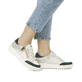 Weiße remonte Damen Sneaker R7901-80 mit Reißverschluss sowie grafischem Muster. Schuh am Fuß.