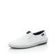Weiße Rieker Herren Slipper B4551-81 mit Elastikeinsatz sowie weißen Ziernähten. Schuh seitlich schräg.