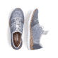 Blaue Rieker Damen Slipper N4255-12 mit einer Gummischnürung sowie Löcheroptik. Schuh von oben, liegend.