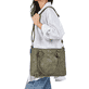 remonte Damen Shopper Q0622-54 in Kaktusgrün aus Kunstleder mit Reißverschluss. Shopper getragen.