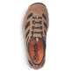 Braune Rieker Herren Slipper 08065-25 mit einer Gummischnürung sowie Ziernähten. Schuh von oben.