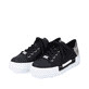 Schwarze Rieker Damen Sneaker Low N4931-00 mit Schnürung sowie goldenen Ösen. Schuhpaar seitlich schräg.