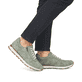 Grüne Rieker Herren Sneaker Low B0502-52 mit Reißverschluss sowie Extraweite I. Schuh am Fuß.