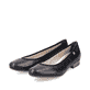 Glanzschwarze Rieker Ballerinas 51994-01 mit einer extra weichen Decksohle. Schuhpaar seitlich schräg.