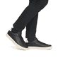 Schwarze Rieker Herren Sneaker Low U0700-01 mit TR-Sohle mit weichem EVA-Inlet. Schuh am Fuß.