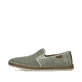 Grüne Rieker Herren Slipper B5265-52 mit Elastikeinsatz sowie grauen Ziernähten. Schuh Außenseite.