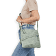 remonte Damen Handtasche Q0619-52 in Grüngrau aus Kunstleder mit Reißverschluss. Handtasche getragen.