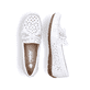 Weiße Rieker Damen Loafer 40254-80 in Löcheroptik sowie schmaler Passform E 1/2. Schuh von oben, liegend.
