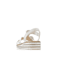 Weiße Rieker Keilsandaletten V0687-80 mit Elastikeinsatz sowie Schmuckelementen. Schuh von hinten.