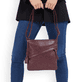remonte Damen Handtasche Q0619-35 in Weinrot aus Kunstleder mit Reißverschluss. Handtasche getragen.