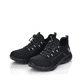 Schwarze Rieker Damen Slipper M5070-00 mit ultra leichter und flexibler Sohle. Schuhpaar seitlich schräg.