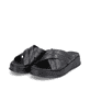 Schwarze Rieker Damen Pantoletten W0802-00 mit einer dämpfenden Sohle. Schuhpaar seitlich schräg.