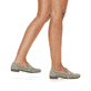 
Mintgrüne Rieker Damen Loafers 51954-52 mit einer schockabsorbierenden Sohle. Schuh am Fuß