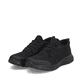 Schwarze Rieker Herren Slipper B6650-00 mit flexibler und ultra leichter Sohle. Schuhpaar seitlich schräg.