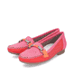 Rote Rieker Damen Loafer 40065-33 in Löcheroptik sowie schmaler Passform E 1/2. Schuhpaar seitlich schräg.