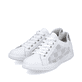 Reinweiße Rieker Damen Sneaker Low 45606-80 mit einer Schnürung. Schuhpaar seitlich schräg.