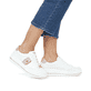 Weiße remonte Damen Sneaker D1C02-80 mit einer Schnürung sowie Metallelement. Schuh am Fuß.