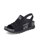Schwarze Rieker Damen Riemchensandalen 64463-01 mit einem Elastikeinsatz. Schuh seitlich schräg.