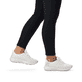 Weiße Rieker Damen Sneaker Low 42103-80 mit flexibler und super leichter Sohle. Schuh am Fuß.