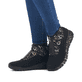 Schwarze Rieker Damen Sneaker High M4953-00 mit dämpfender und leichter Sohle. Schuh am Fuß.