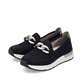 Schwarze Rieker Damen Loafer 58944-00 mit Elastikeinsatz sowie stylischer Kette. Schuhpaar seitlich schräg.