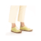 Grüne Rieker Damen Schnürschuhe M2824-52 mit weißen Ziernähten. Schuh am Fuß.